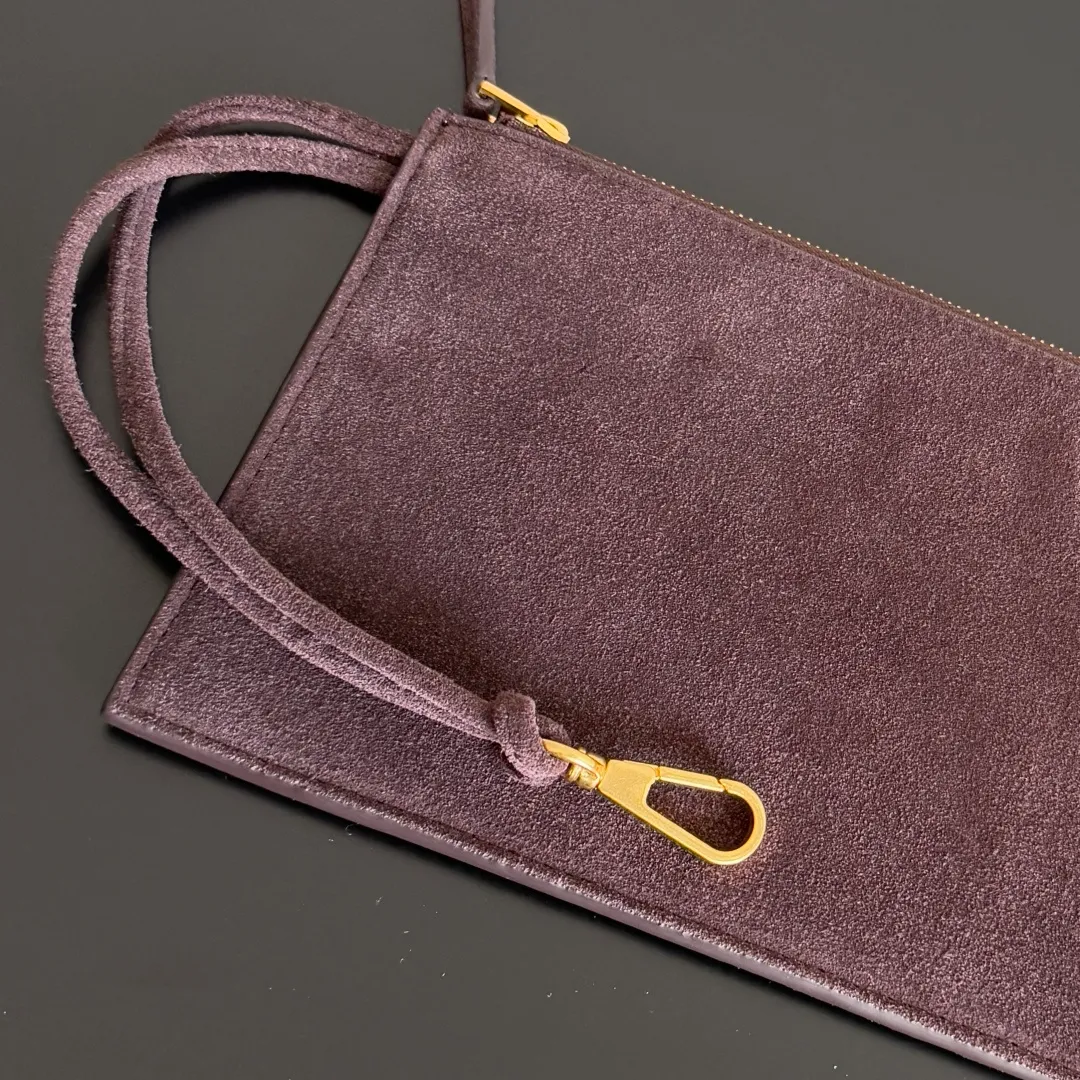 Batch 2320 38cm 𝗕𝗼𝘁𝘁𝗲𝗴𝗮 𝗩𝗲𝗻𝗲𝘁𝗮 ✨Extra large rectangular tote bag Traditional woven elements, Intrecciato woven sheepskin two-tone leather tote handbag, with a small card holder inside and an attachable buckle inside. The whole bag is hand-woven from lambskin. 🌈Only make the most high-end products in the market, welcome to compare Size: 38*25*14cm (large size) Model: 609175 Factory-equipped with a full set of packaging